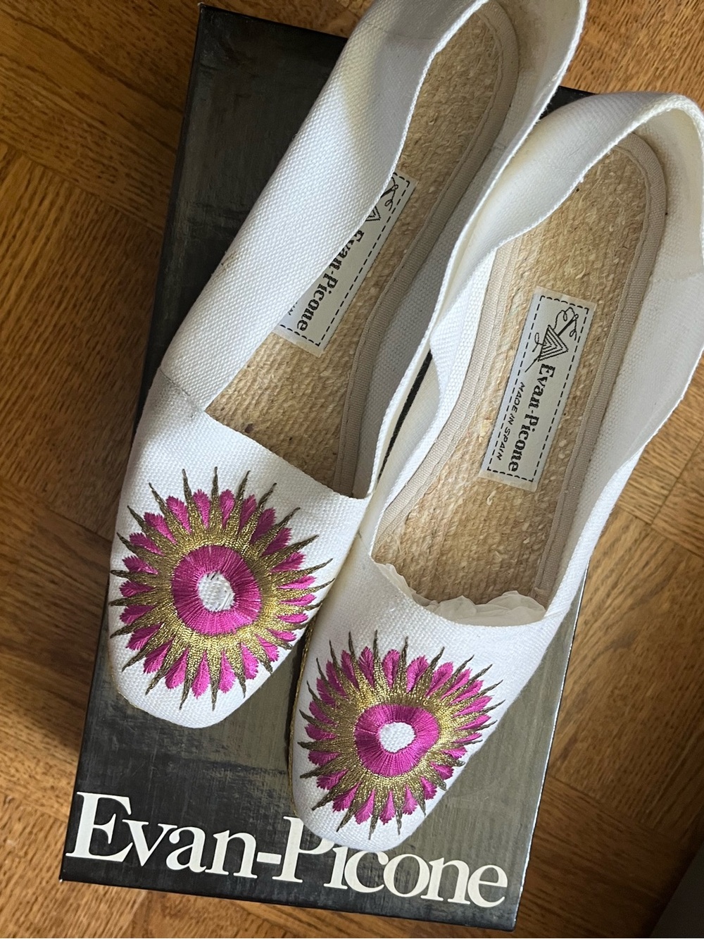 Vintage Evan Picone White Pink Canvas Embroidered Espadrille Flats 8.5N Spain